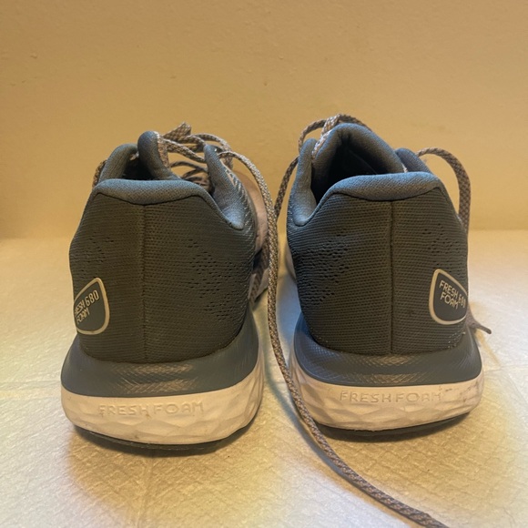 New Balance Men\'s Light Gray Athletic Shoes main image 5